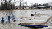 Labe u hydroelektrárny v Nymburce v pátek odpoledne.