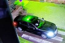Jaguár, za jehož volantem se v Nymburce vystřídali dva opilí řidiči.