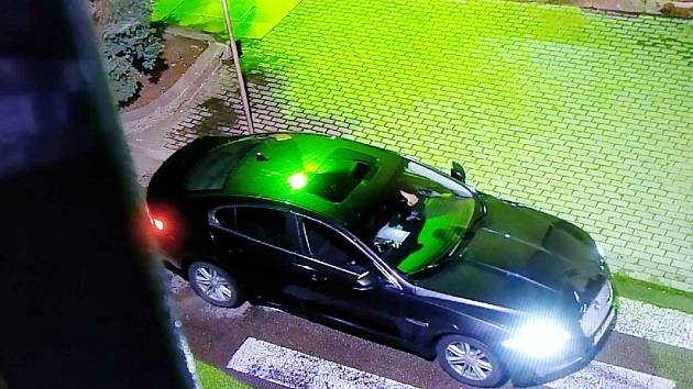 Jaguár, za jehož volantem se v Nymburce vystřídali dva opilí řidiči.