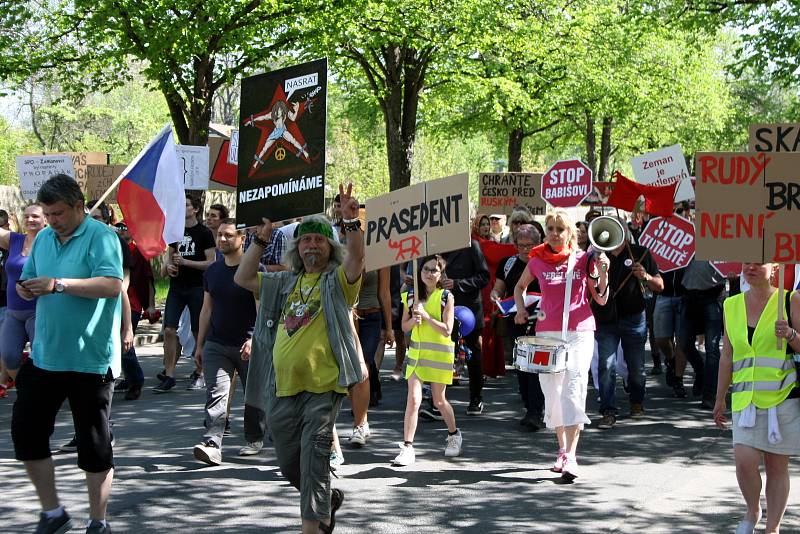 Protesty v Nymburce při jednání sjezdu komunistů a maškarní průvod.