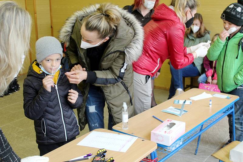 Návrat žáků do škol doprovázený povinnými testy už zažili školáci letos v dubnu. Například i v nymburské Základní škole Letců R.A.F.