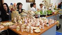 Prodejní velikonoční výstava, která má již letitou tradici, se v pondělí uskutečnila na chodbách Krajského úřadu Středočeského kraje na pražském Smíchově.