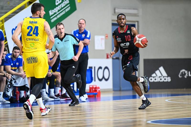 Z basketbalového utkání Kooperativa NBL Opava - Nymburk (100:98)