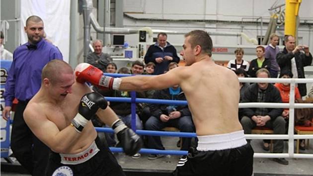 Poděbradský boxer Martin Vinš si to v ringu rozdal s mistrem Evropy Lukášem Konečným   