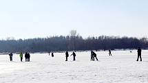 Zamrzlé rybníky v Polabci i zdejší Jezero přilákaly o víkendu desítky bruslařů.