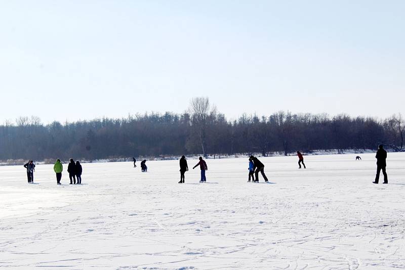 Zamrzlé rybníky v Polabci i zdejší Jezero přilákaly o víkendu desítky bruslařů.