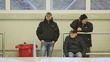 Hokejisté Poděbrad (v bílém) doma vyhráli nad rezervou Mladé Boleslavi a vyhnuli se poslednímu místu a baráži.