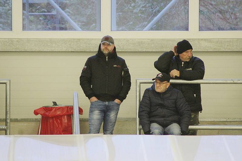 Hokejisté Poděbrad (v bílém) doma vyhráli nad rezervou Mladé Boleslavi a vyhnuli se poslednímu místu a baráži.