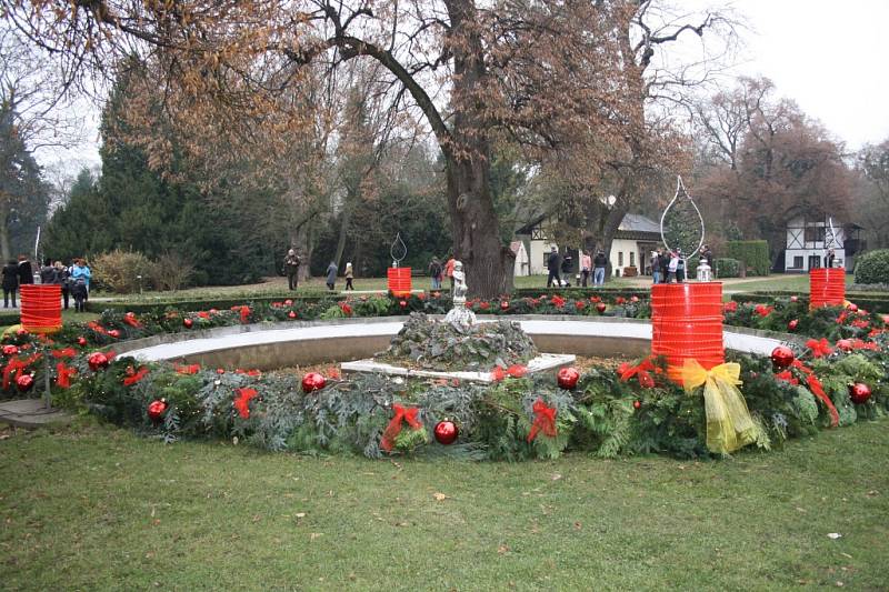 Největší adventní věnec v České republice byl pokřtěn. Je na loučeňském zámku.