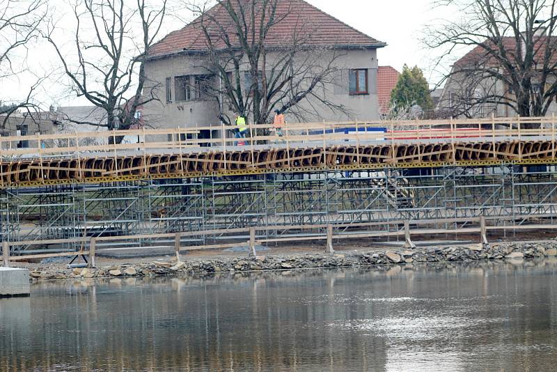 Výstavba lávky probíhá v Nymburce hned na několika místech kolem řeky Labe.