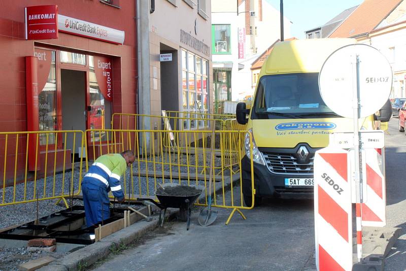 Aktuálně pracují dělníci souběžně na druhé a třetí etapě opravy ulice na pravé straně z pohledu od náměstí.