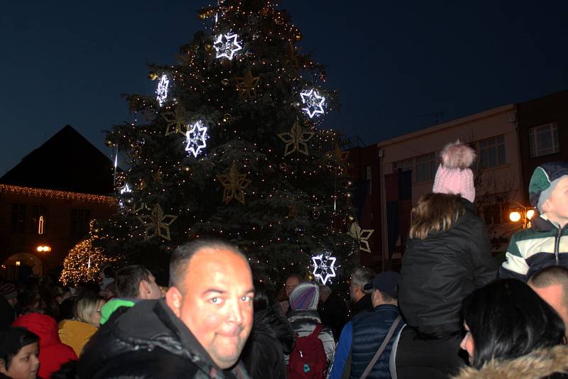 Z rozsvícení vánočního stromu v Nymburce.