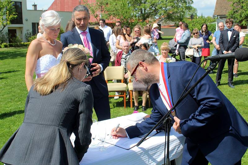 Z pověr nic nedělají nyní už manželé Václav Šíma a Pavla Jandová, vlastně Šímová.  .