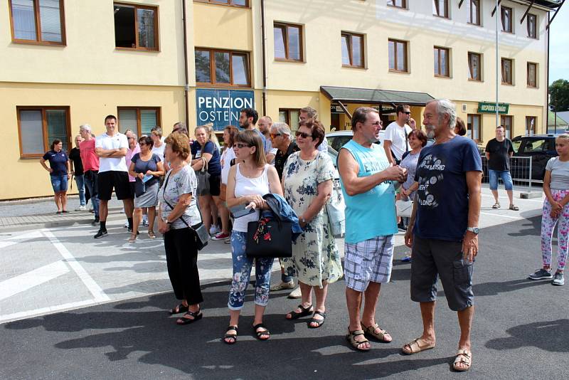 Ze slavnostního otevření sportovní haly v Poděbradech.