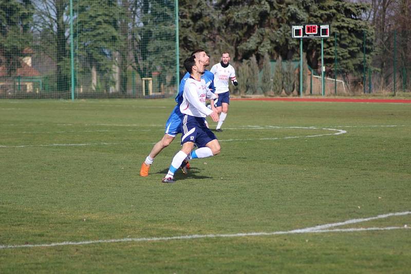 Z přípravného fotbalového utkání Velim - Poříčany (2:1)