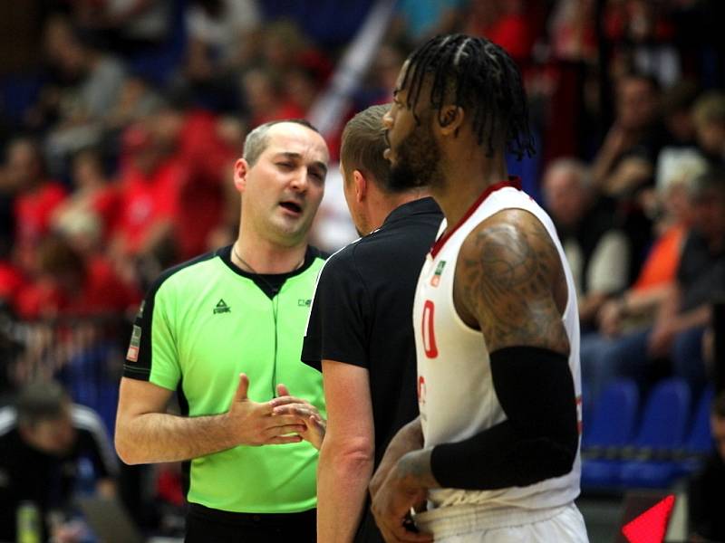 Z basketbalového utkání Kooperativa NBL o bronz Nymburk - Pardubice (93:75)