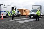 Při vážení nákladních aut a kontrolách jejich řidičů nově používá středočeská dopravní policie automobil, který v září převzala jako dar od kraje.