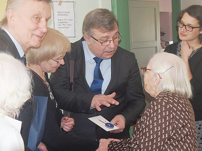 Velvyslanec pogratuloval  Miluši Třešňákové k 94. narozeninám.
