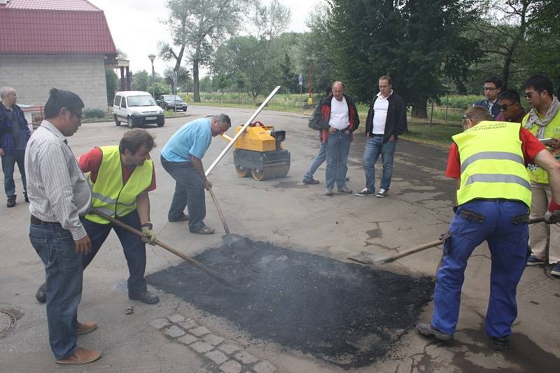 Předvedení techniky zadělání výtluku před thajskými hosty