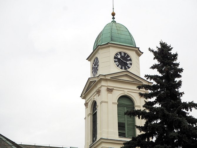 Kostelní hodiny, které se ještě ve druhé polovině minulého století musely natahovat ručně klikou, nyní řídí satelit a ukazují přesný čas na všech čtyřech stranách věže.