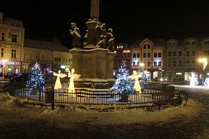 Večer v širším historickém centru Nymburka s vánočním nasvícením a zimní atmosférou.