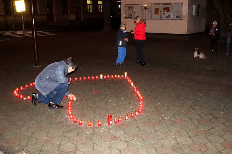 V Městci Králové zapálili svíčky ve tvaru srdce.