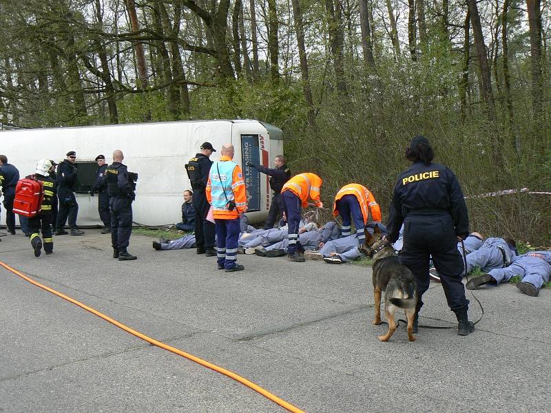 Cvičení simulující nehodu autobusu převážejícího vězně