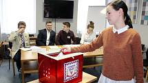 Na Hotelové škole v Poděbradech se v úterý a středu konají Studentské volby, v nichž studenti vybírají ve druhém kole prezidenta.
