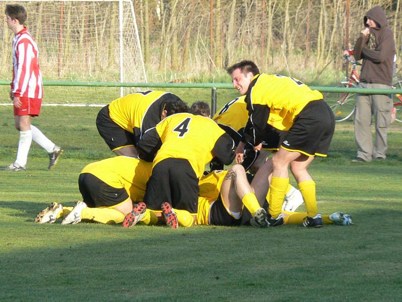 Po vstřelené brance na střelce Sergeje Vlačihu naskákali spoluhráči.