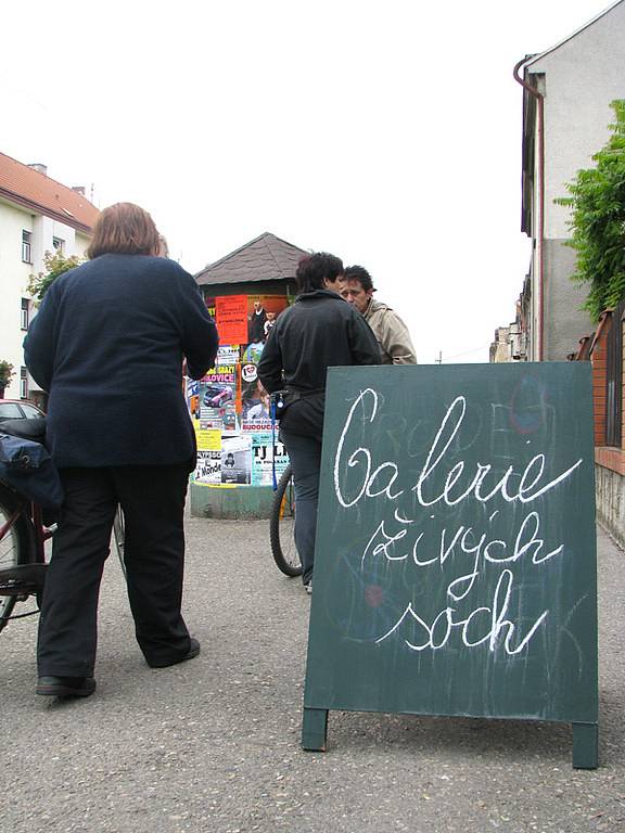 Galerie živých soch na zahradě Speciální základní školy v Nymburce