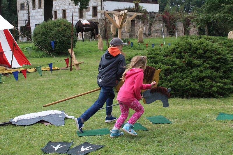 Dožínkovou slavnost V zámku a v podzámčí uspořádalo Polabské muzeum společně s obcí Přerov nad Labem a majitelem zámku Českým rozhlasem už tradičně ve skanzenu a přilehlém zámku.