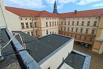Město plánuje obnovu hydroizolační funkce střechy, která je zastaralá a místy do budovy zatéká.
