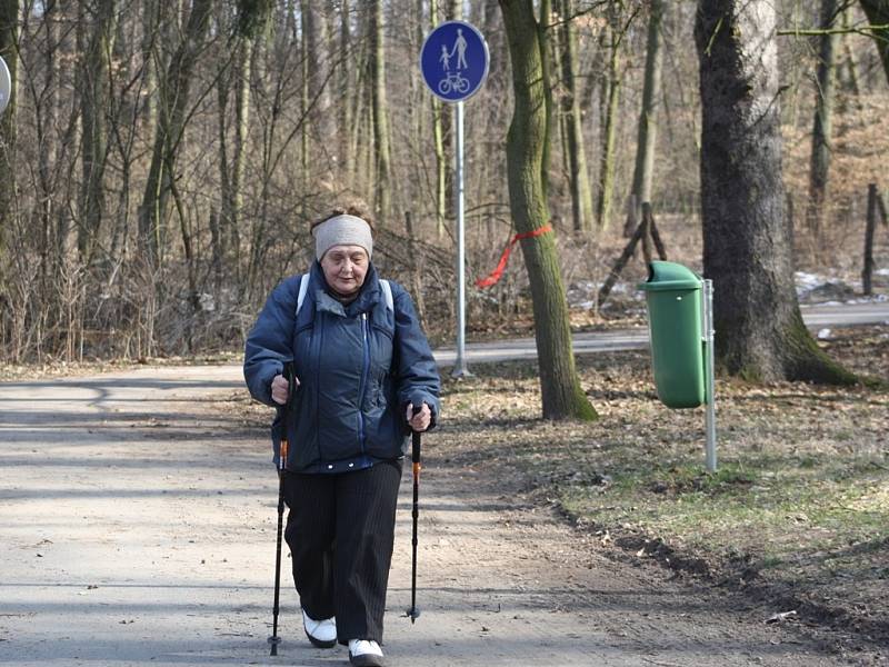 Změřit tlak, na start, oběhnout dvakrát kilometrovou trasu lesem a asfaltovou stezkou Aleje Esperanto  a v cíli znovu změřit tlak.