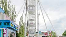 Lunapark nabízí atrakce za nádražím v Poděbradech.