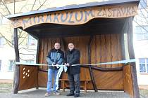 Novou čekárnu na zastávce Mirakulum v designu zábavního a rodinného parku slavnostně otevřeli Jiří Antoš (vlevo), majitel parku Mirakulum, a Lukáš Pilc, starosta Milovic.