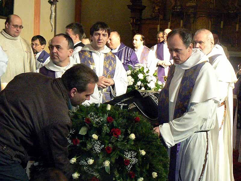 Obyvatelé Sadské a duchovní se včera odpoledne rozloučily v kostele svatého Apolináře s místním dlouholetým farářem Fišerem.