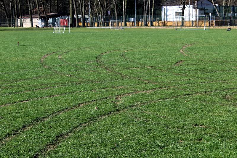 Rozježděný trávník na hřišti na Vesláku v Nymburce.