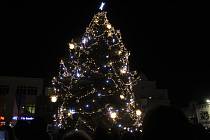 Vánoční strom na nymburském náměstí.