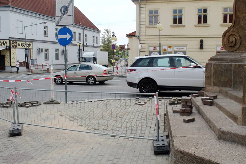 Po diskutovaném přechodu na Jiřího náměstí v Poděbradech zbyly jen nezřetelné čáry.