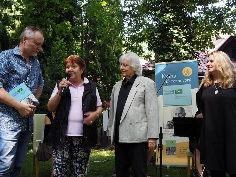 Na slavnost, která se konala v sobotu 27. června na zahradě ateliéru, dorazilo mnoho zájemců z blízkého okolí i ze vzdálených míst. Zazpíval i Václav Neckář.