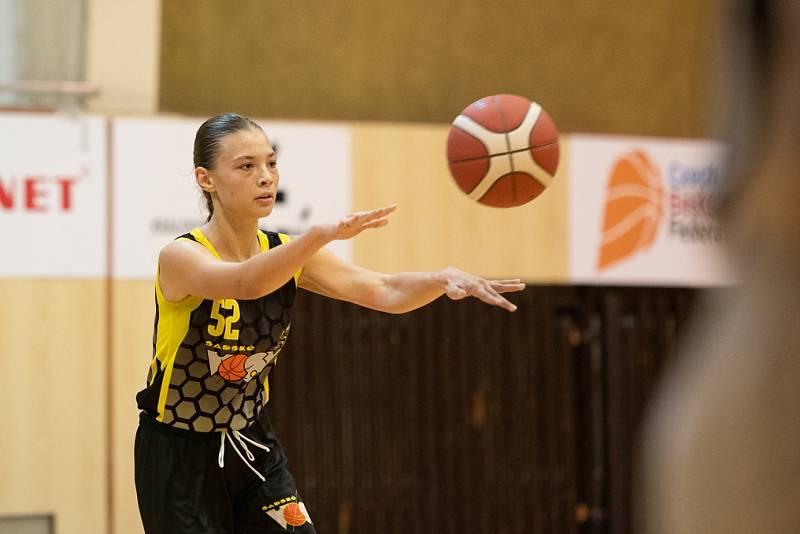 Z basketbalového utkání žákovské ligy starších žákyň U15 Slaný - Sadská 51:59