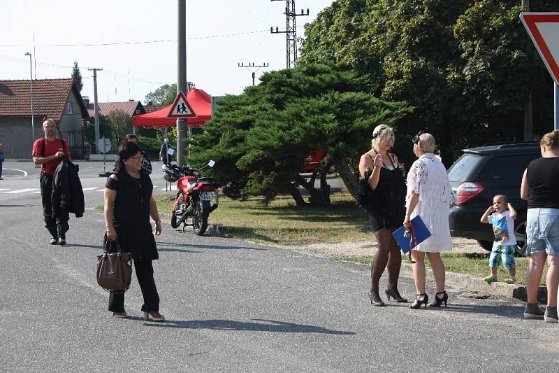 Slavnostní odhalení desky slavnému konstruktérovi Jaroslavu Františku Kochovi ve Mcelích.