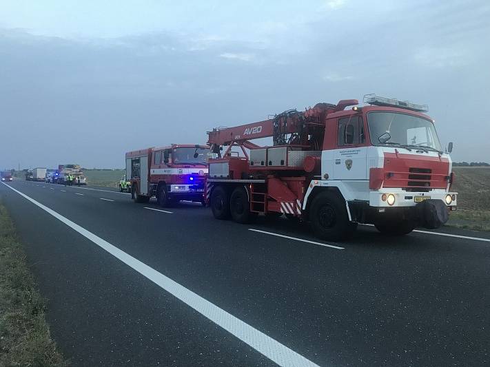 Tragická dopravní nehoda uzavřela obchvat Nymburka.