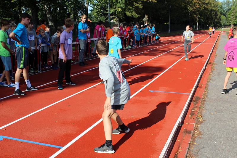 Vítězem se stala štafeta Základní školy TGM, která zvládla maratonskou trať v čase pod dvě hodiny.