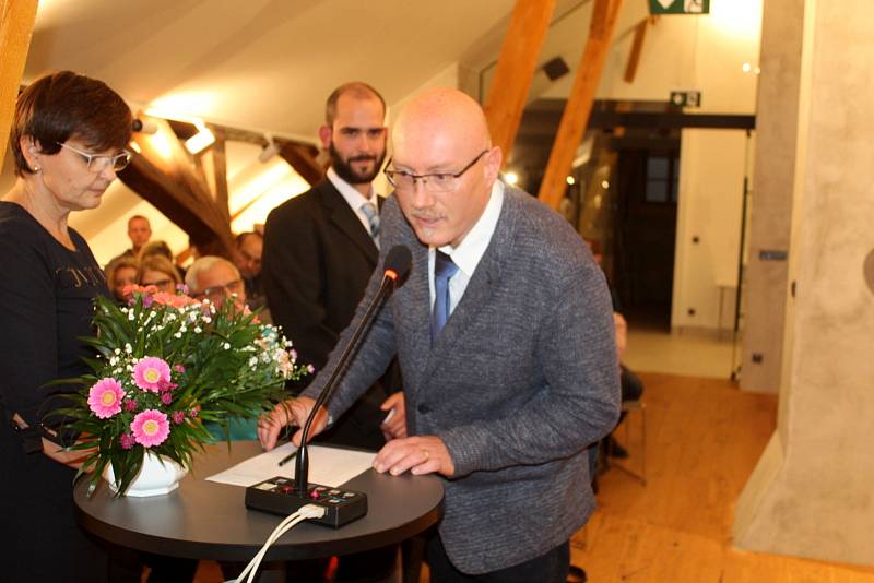 Ustavující zastupitelstvo zvolilo nové vedení města v Lysé nad Labem. Součástí slavnostního večera bylo i složení slibu a jeho podpis.