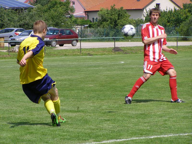 Z okresního derby fotbalové I.B třídy Milovice - Městec Králové (5:0)