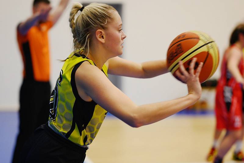 Z basketbalového utkání celostátní ligy juniorek Sadská - Brandýs nad Labem (65:60)