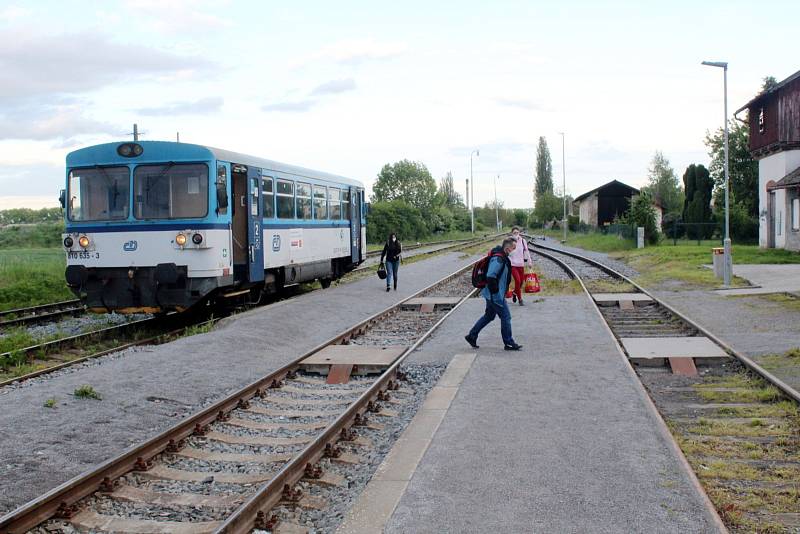 Záběry z rušené železniční trati mezi Křincem a Městcem Králové.
