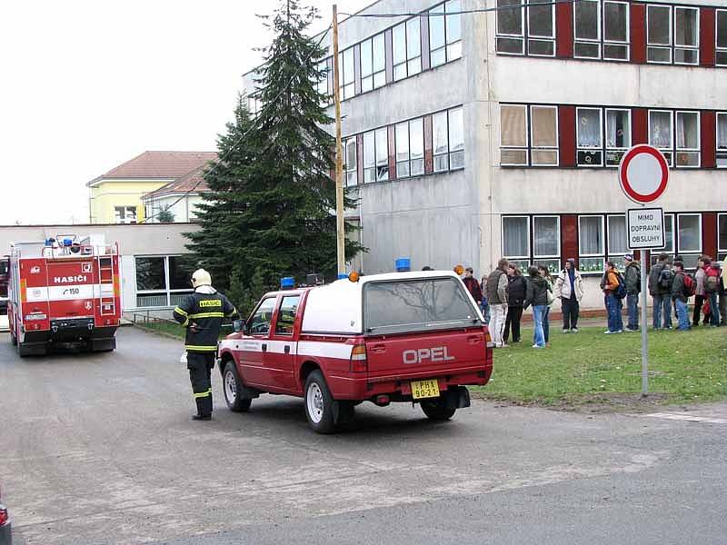 V Lysé evakuovali základní školu.