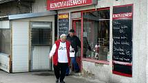 DO ŘEZNICTVÍ na Zbožské ulici chodí zákazníci dál. I přes nálezy veterinářů mluvící o špíně a hlodavcích.